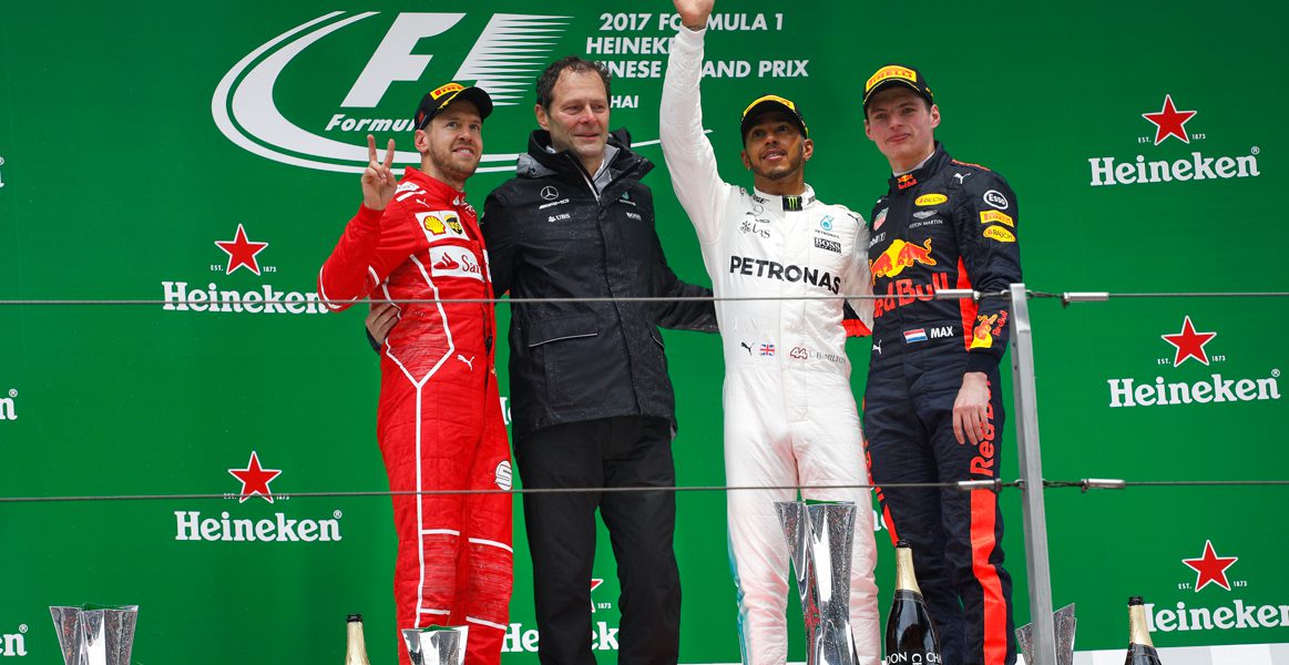 Max Verstappen knap derde in Grand Prix van China